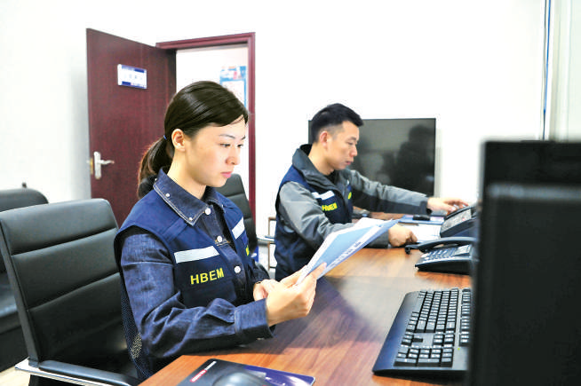 韩沂妗（左） 女，汉族，33岁，中共党员，湖北省宜昌市夷陵区应急管理局党组成员、政治部主任。