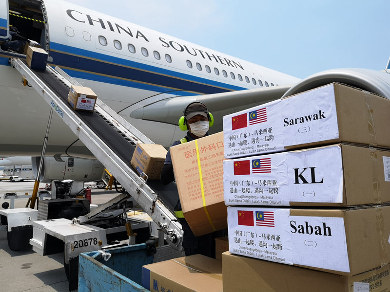 　　4月18日，在马来西亚吉隆坡国际机场，地勤人员搬运中国政府向马来西亚派遣的抗疫医疗专家组带来的物资。新华社发（中国驻马来西亚大使馆供图）
