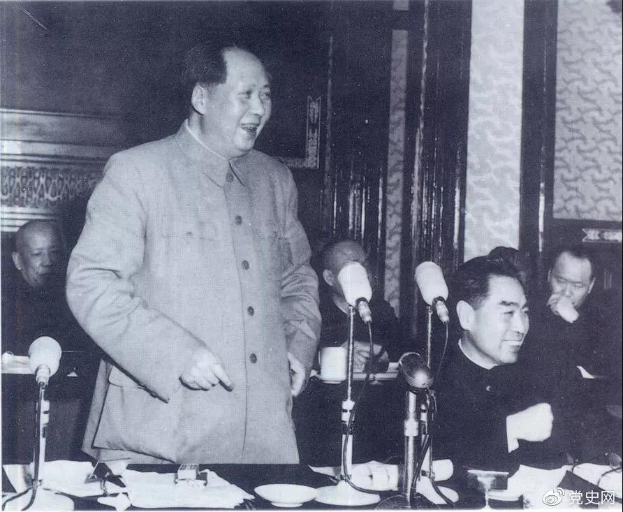 1956年1月25日，毛泽东在最高国务会议第六次会议上讲话。