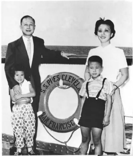 △钱学森与家人在“克里夫兰总统号”船上的合影