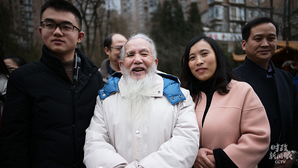 △金元社区83岁的唐维明老人说：“见到总书记很高兴，很荣幸，今年过年更开心喽！”（总台央视记者彭汉明拍摄）