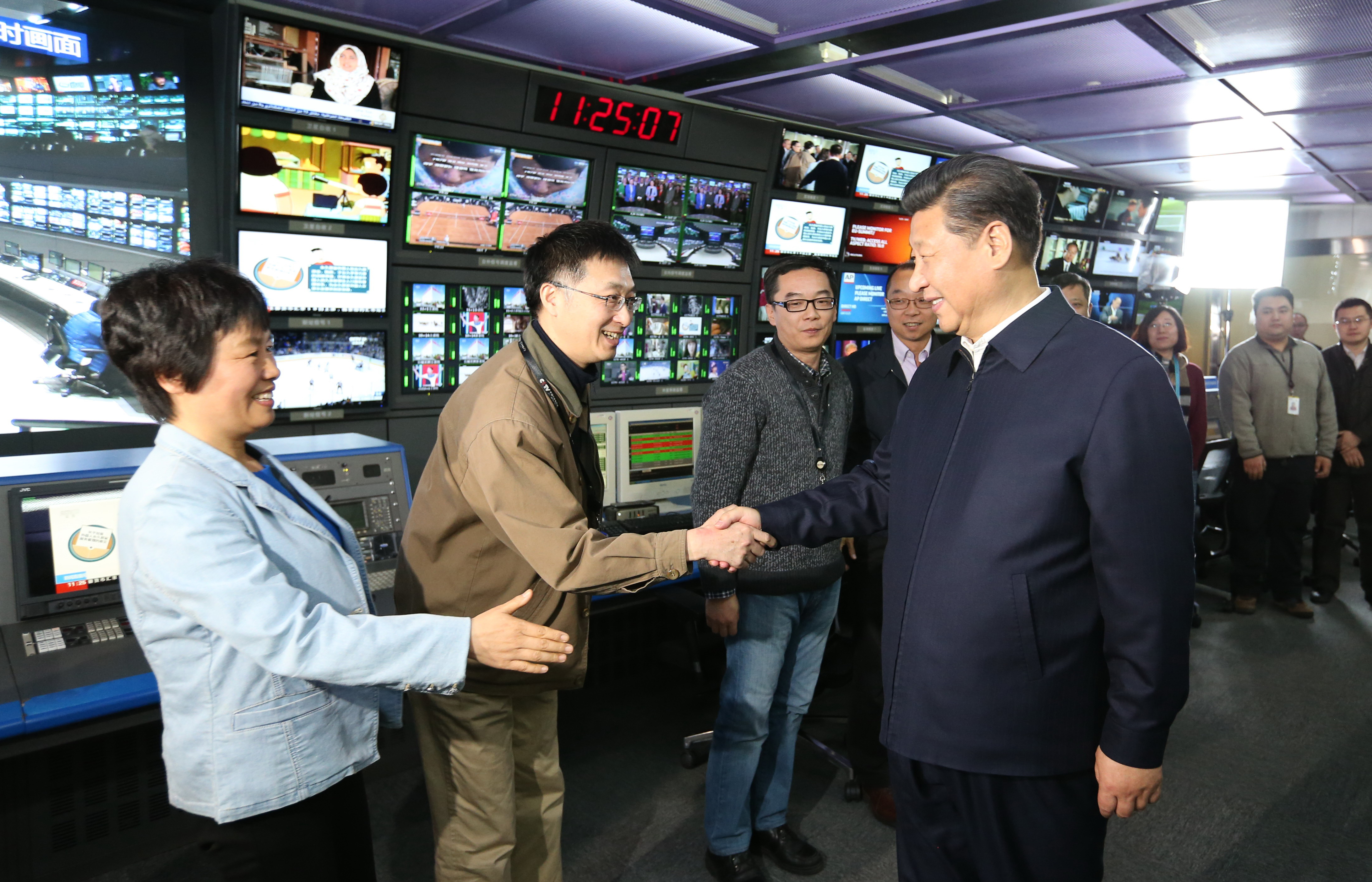 　　2016年2月19日，习近平总书记在北京主持召开党的新闻舆论工作座谈会，并到中央新闻单位调研。这是总书记在中央电视台总控中心同工作人员亲切握手。