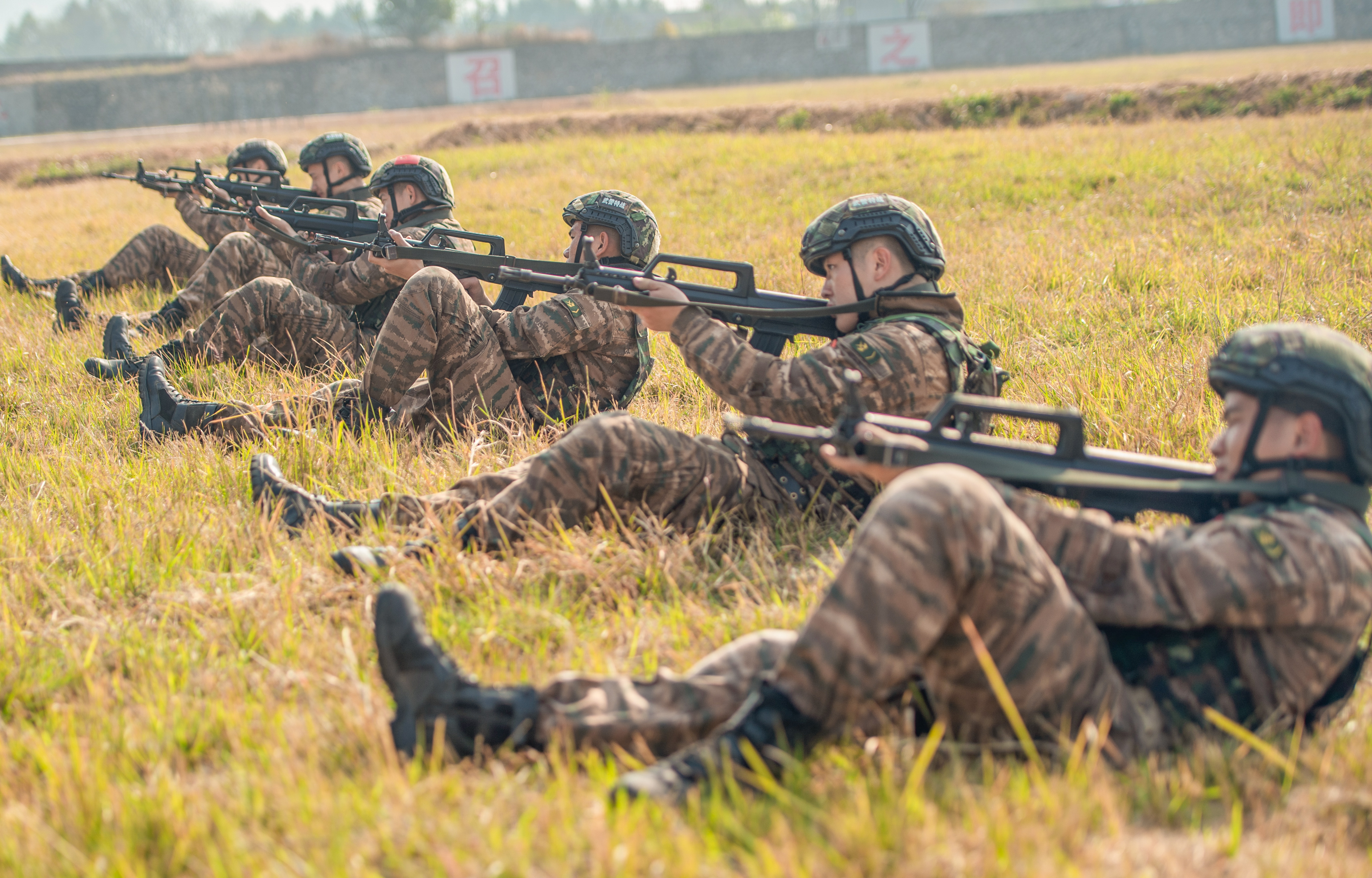 2021年2月23日，特战队员在进行步枪坐姿射击训练。