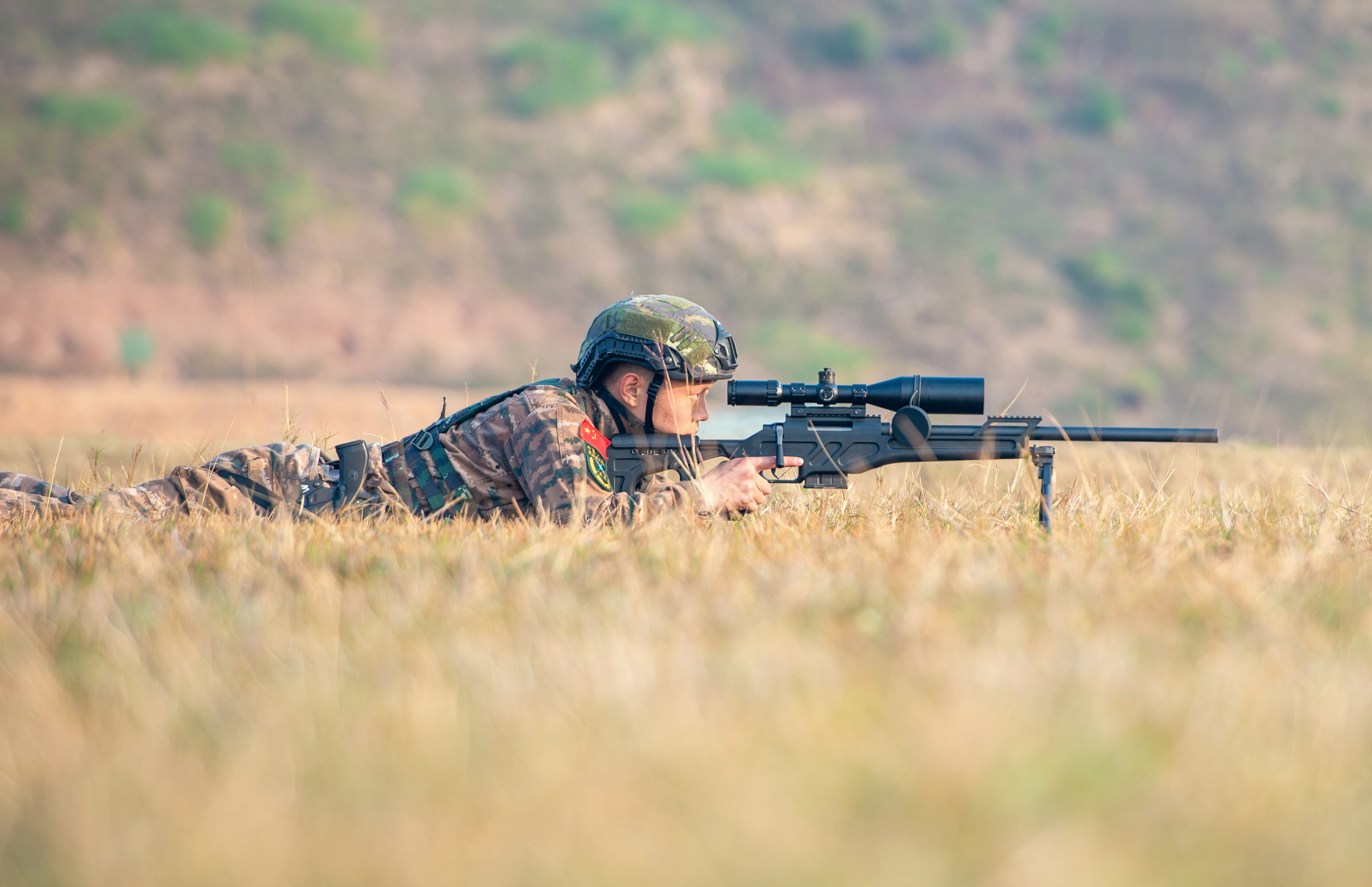 2021年2月23日，一名武警狙击手在进行卧姿射击训练。