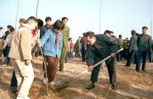 1982年植树节，邓小平在北京玉泉山上参加义务植树活动