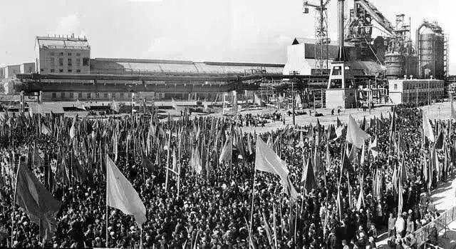 1959年10月15日，在包钢一号高炉前面广场上，举行了出铁剪彩典礼大会。 新华社记者 李基禄、陆轲/摄