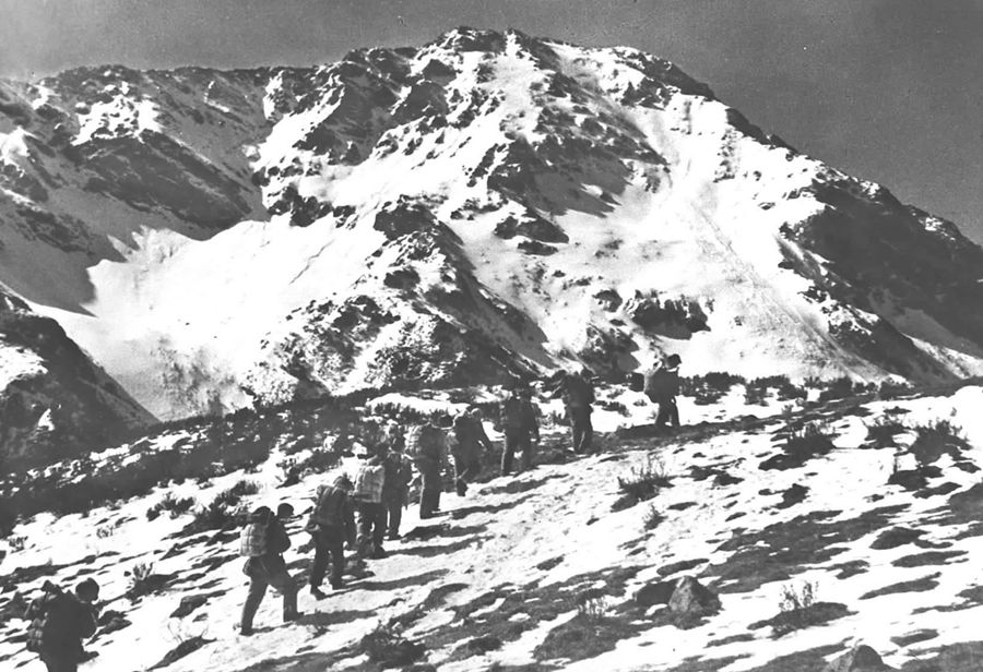 红军长征时经过的雪山——川康边界的夹金山 新华社图片