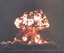 △1964年10月16日，中国第一颗原子弹爆炸成功。