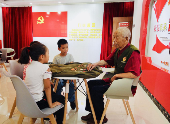 百岁老党员为社区青少年讲述红色革命故事