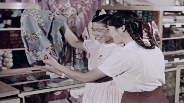 上世紀50年代末期，市民在北京王府井百貨大樓選購絲巾。