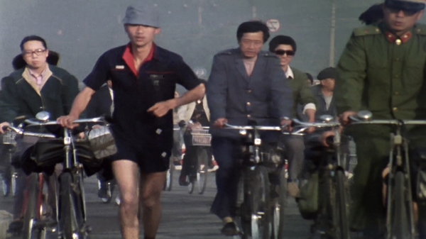 上世紀80年代，北京街頭的自行車洪流。