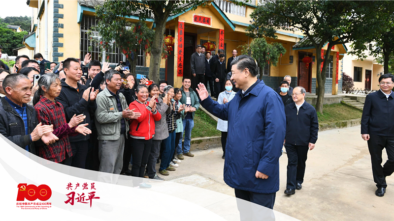 2021年4月25日，習近平總書記在桂林市全州縣才灣鎮毛竹山村考察時，同鄉親們親切交流。