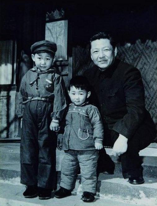 1958年,习仲勋与儿子习近平、习远平在一起。