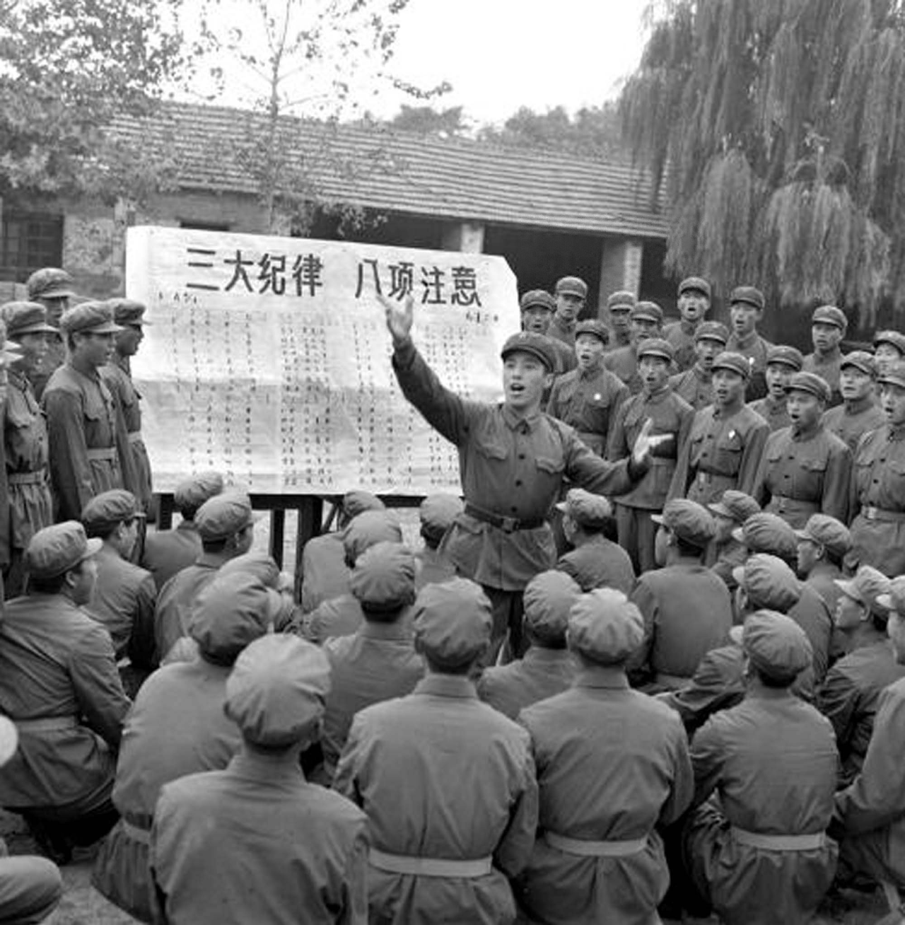 战士在演唱《三大纪律八项注意》(资料照片)