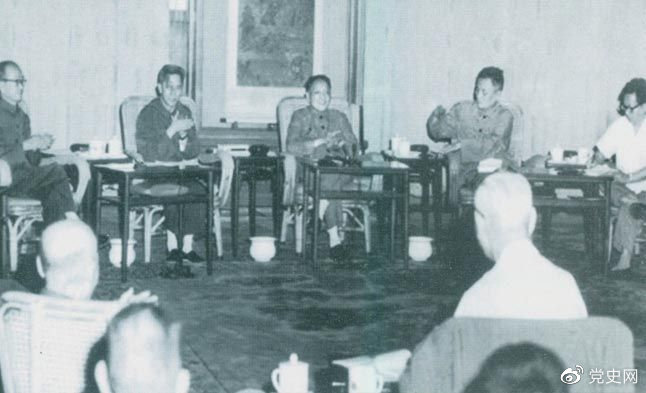 1977年8月4日—8日，邓小平主持召开科学和教育工作座谈会。