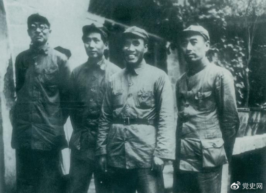 1937年8月22日至25日，中共中央在洛川冯家村举行政治局扩大会议（即洛川会议）。图为毛泽东和朱德、周恩来、林伯渠的合影。