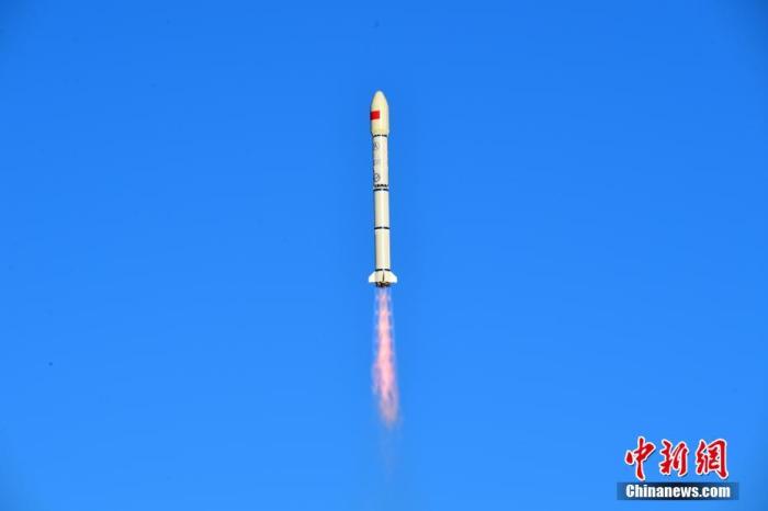 北京时间8月24日19时15分,中国在酒泉卫星发射中心用长征二号丙运载火箭/远征一号S遥二上面级,成功将融合试验卫星01/02星送入预定轨道,发射任务获得圆满成功。此次任务是长征系列运载火箭的第385次飞行。汪江波 摄