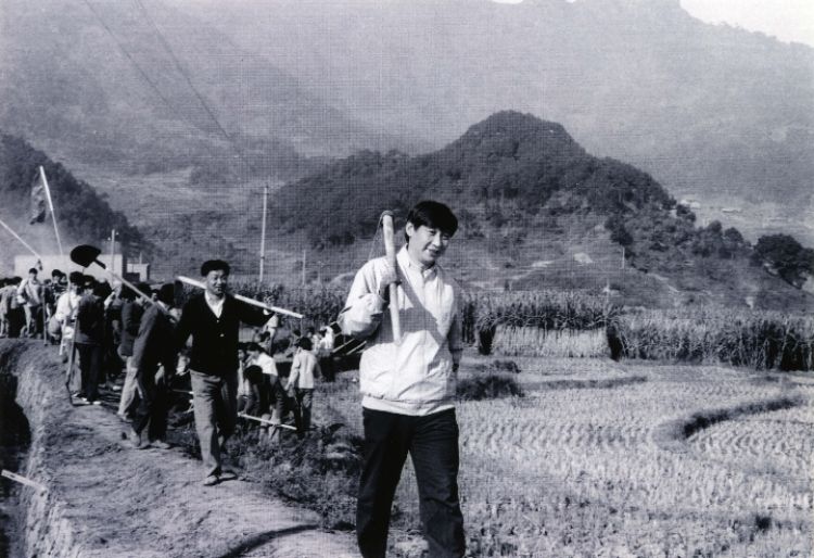 1989年12月2日，時任中共寧德地委書記的習近平帶領地直機關千余名干部到寧德縣南漈水利工地參加清溝排障修整水渠勞動。