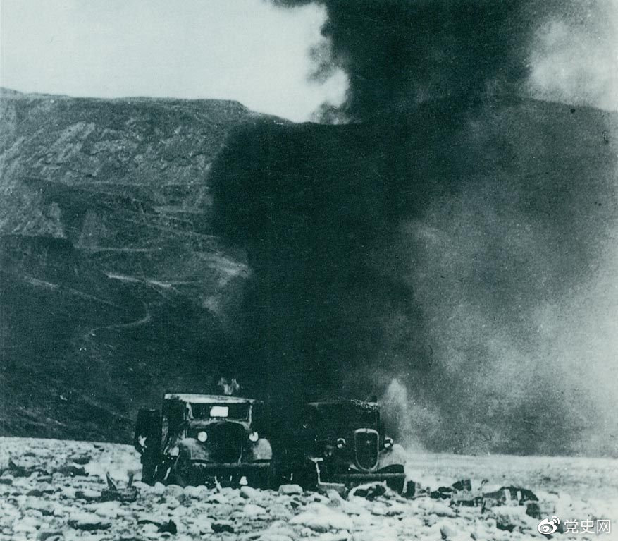 1937年10月18日，八路军第一二〇师一部在山西雁门关以南伏击日军，毙伤敌300余人，击毁敌汽车20余辆。图为燃烧着的日军汽车。