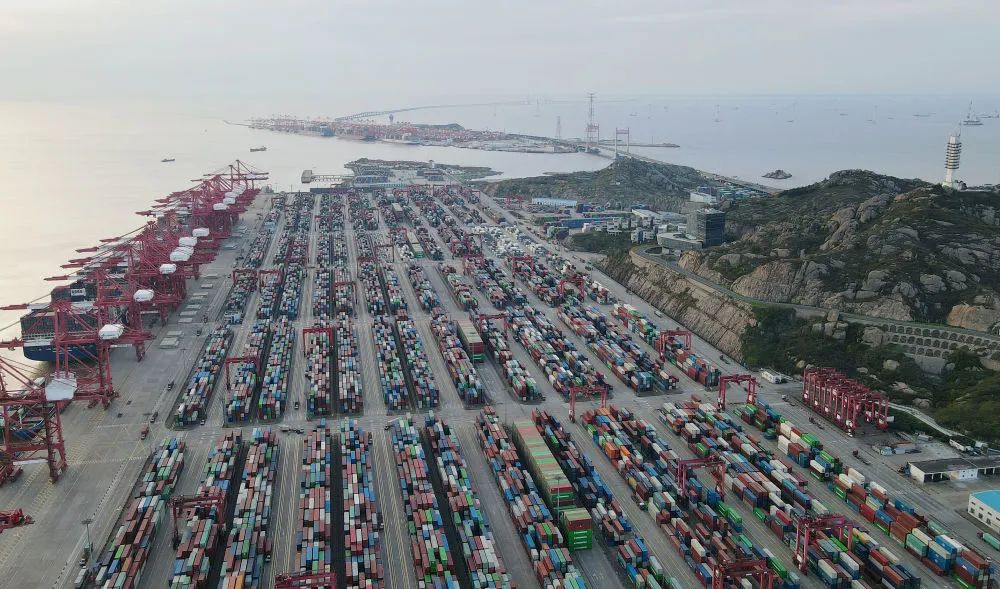 2021年4月拍摄的上海洋山港集装箱码头。
