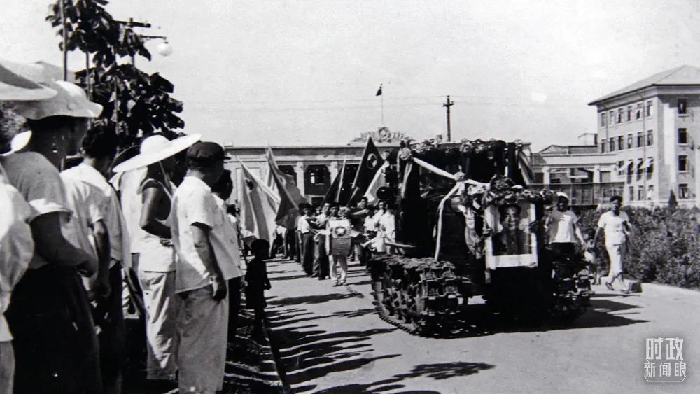 　　△1958年7月，第一臺國產“東方紅”牌拖拉機在洛陽拖拉機廠下線。（圖/視覺中國）