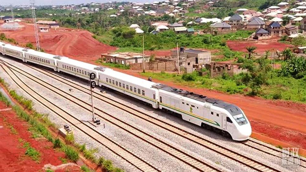  　　△2021年6月，由中企承建的尼日利亞拉伊鐵路正式通車運營。這是列車穿過當地居民社區。（資料圖）