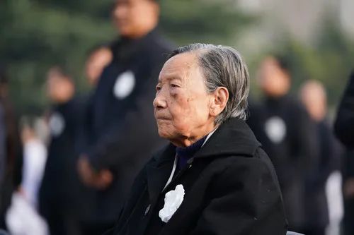 2020年12月13日，南京大屠杀幸存者夏淑琴参加公祭仪式。新华社记者 李响 摄