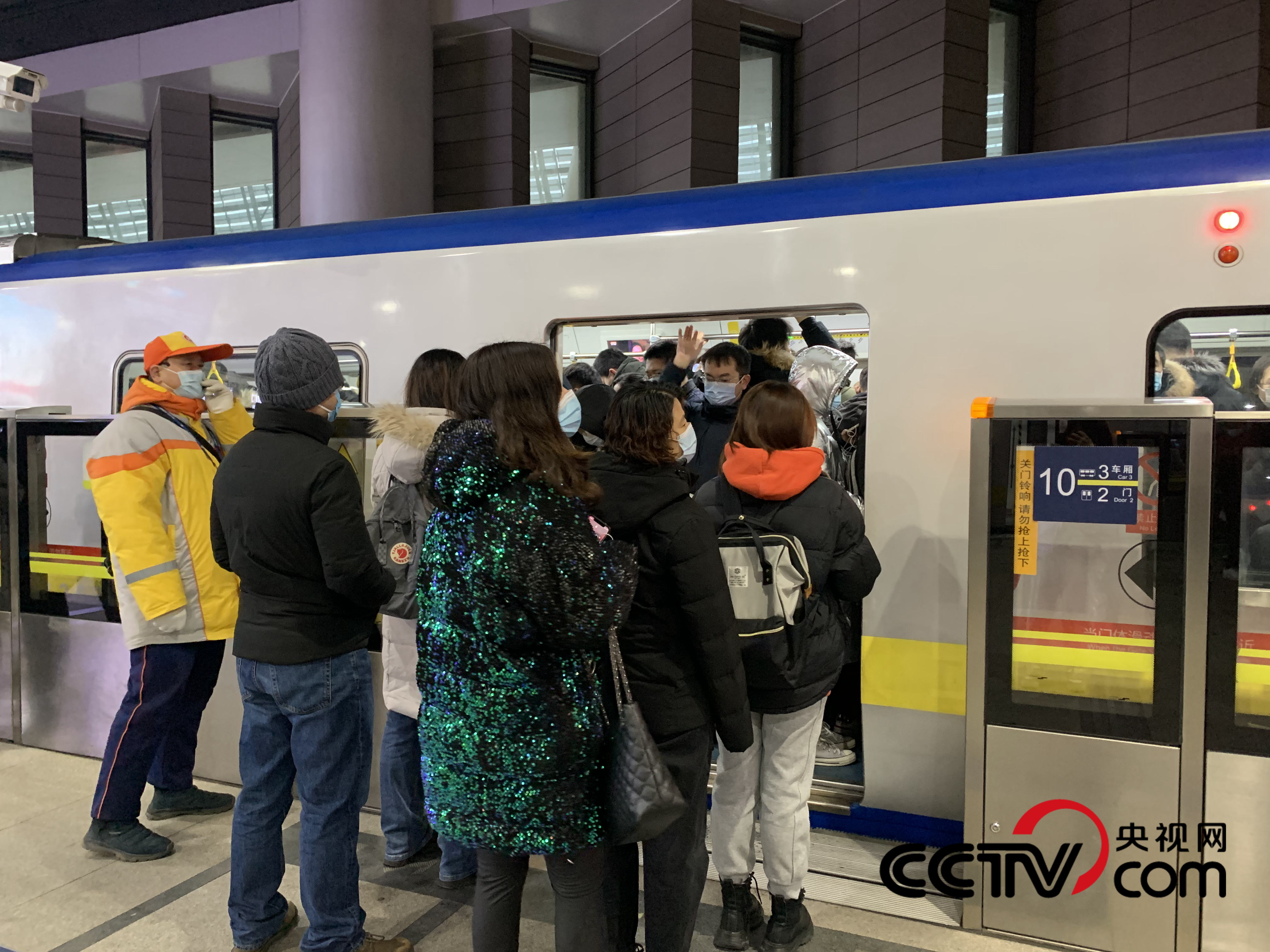 (文明疏导员在站台引导乘车秩序 央视网记者 王静远 摄)