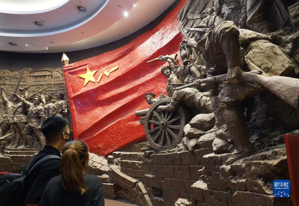 　　游客在南昌八一起義紀念館參觀（2021年8月1日攝）。新華社記者 萬象 攝