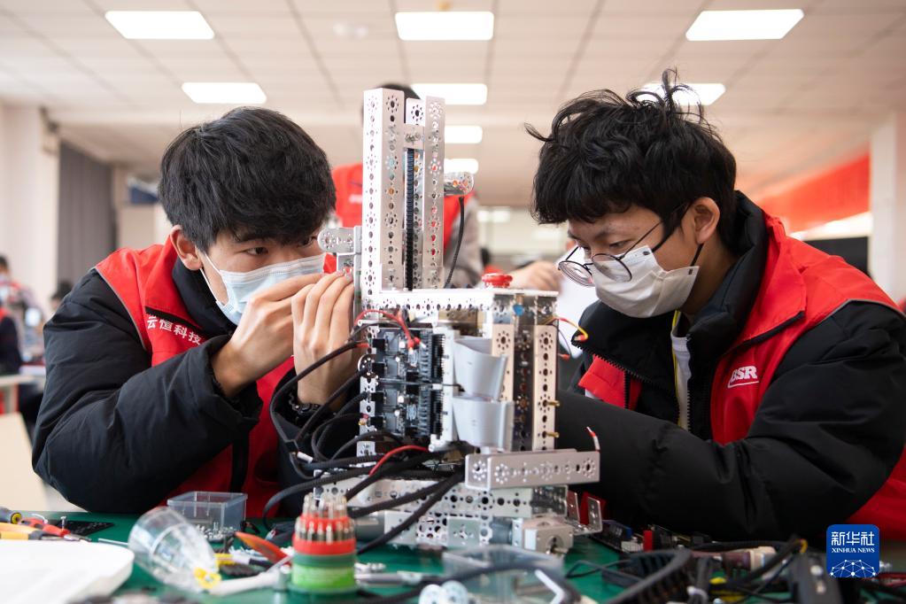 2021年12月25日，第三屆山西省職業技能大賽參賽選手在位于山西機械高級技工學校的移動機器人項目賽場進行比賽。新華社記者 楊晨光 攝