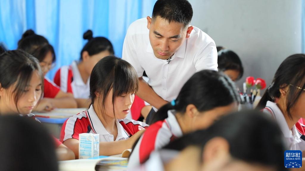 贵州省望谟县实验江苏快3数据高中党总支副书记、副校长刘秀祥在课上辅导学生（2022年8月26日摄）。