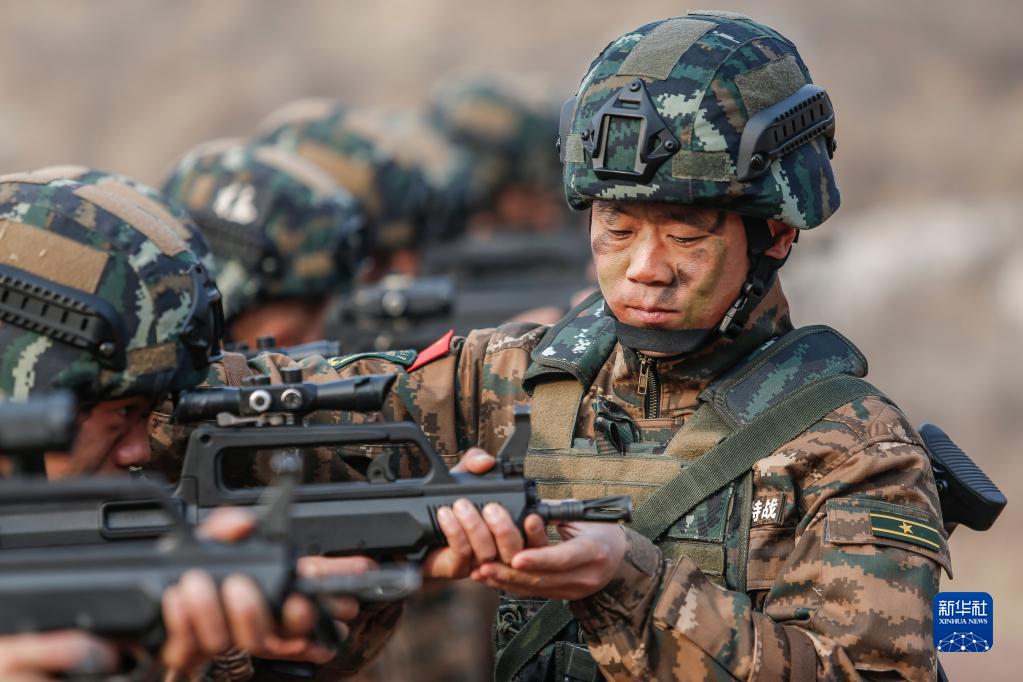 武警河北总队某江苏快三形态一定牛部大队长李闯组织特战队员进行据枪训练（2021年3月4日摄）。