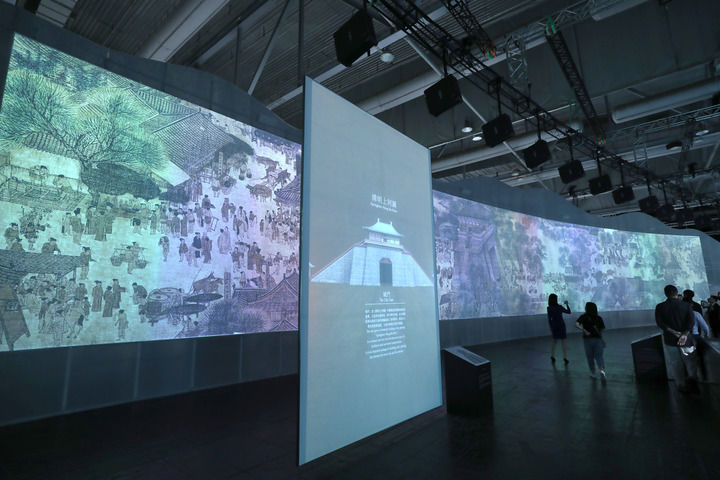 参观者在香港亚洲国际博览馆内观看《清明上河图3.0》数码艺术香港展(2019年7月26日摄)。新华社记者 吴晓初 摄