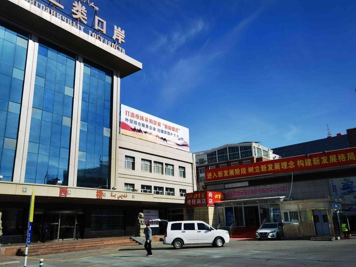乌鲁木齐边疆宾馆商贸市场在大门口设立的国家市场采购贸易综合服务中心(临时)办公场所,方便外贸企业和商户进行市场采购贸易备案。李宁艳摄