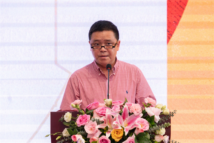中国美协副主席、四川美术学院院长庞茂琨致辞并宣布展览开幕
