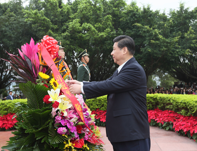 2012年12月8日，习近平在深圳莲花山公园向邓小平铜像敬献花篮。