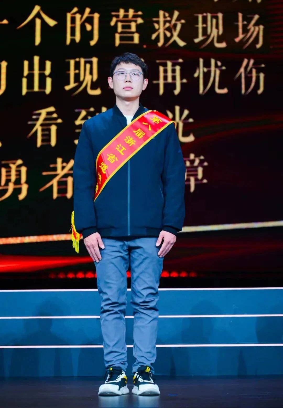 走出聚光灯的他，现在好吗？ 图1