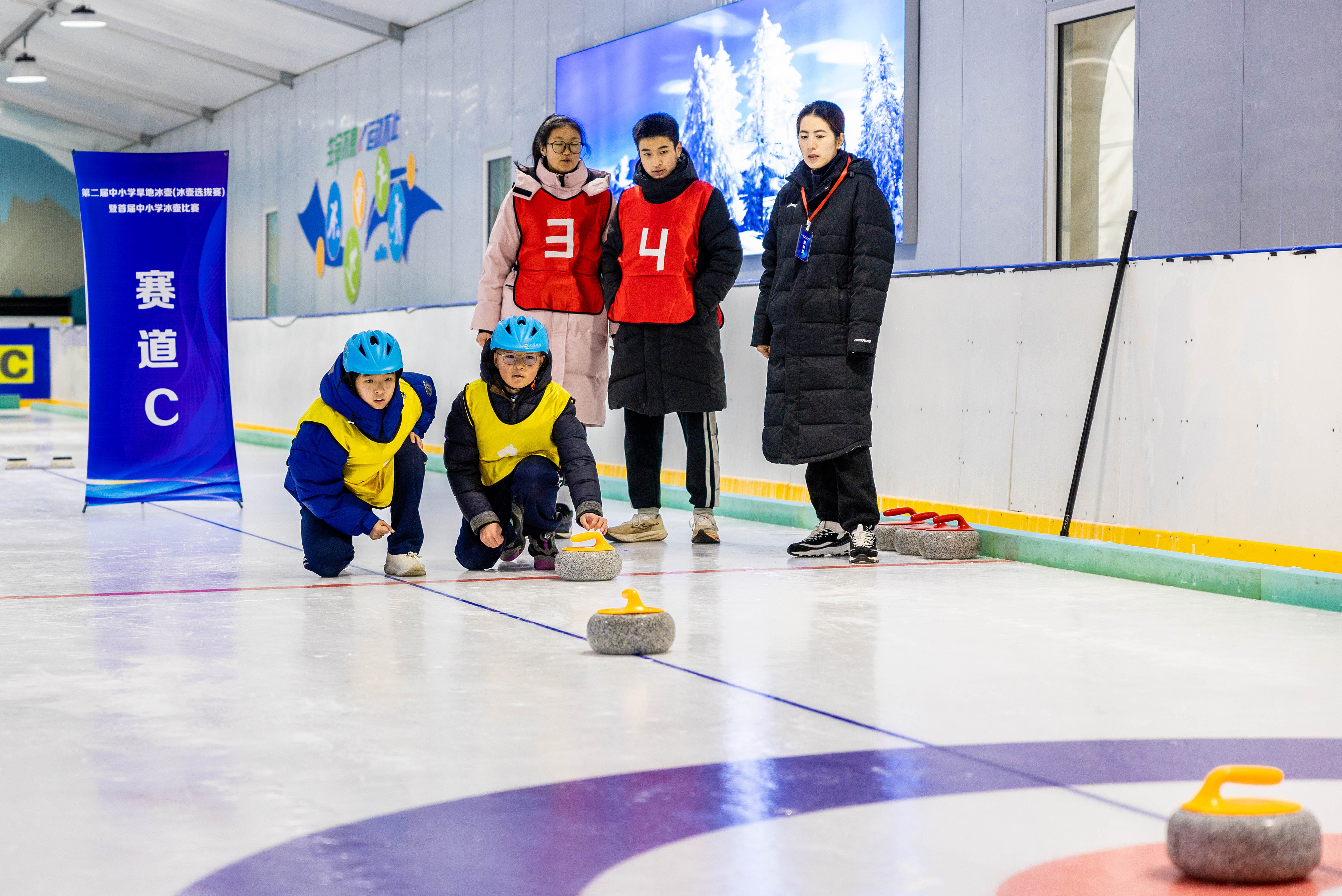 2023年12月10日，參賽選手在呼和浩特首屆中小學冰壺比賽中投擲冰壺。