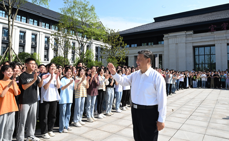 2022年6月8日，習(xí)近平總書記在宜賓學(xué)院考察時，向師生們揮手致意。
