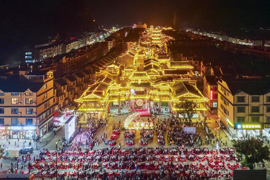 世界各地的瑶族同胞在爱情小镇水口吃盘王宴。(李忠林/摄)