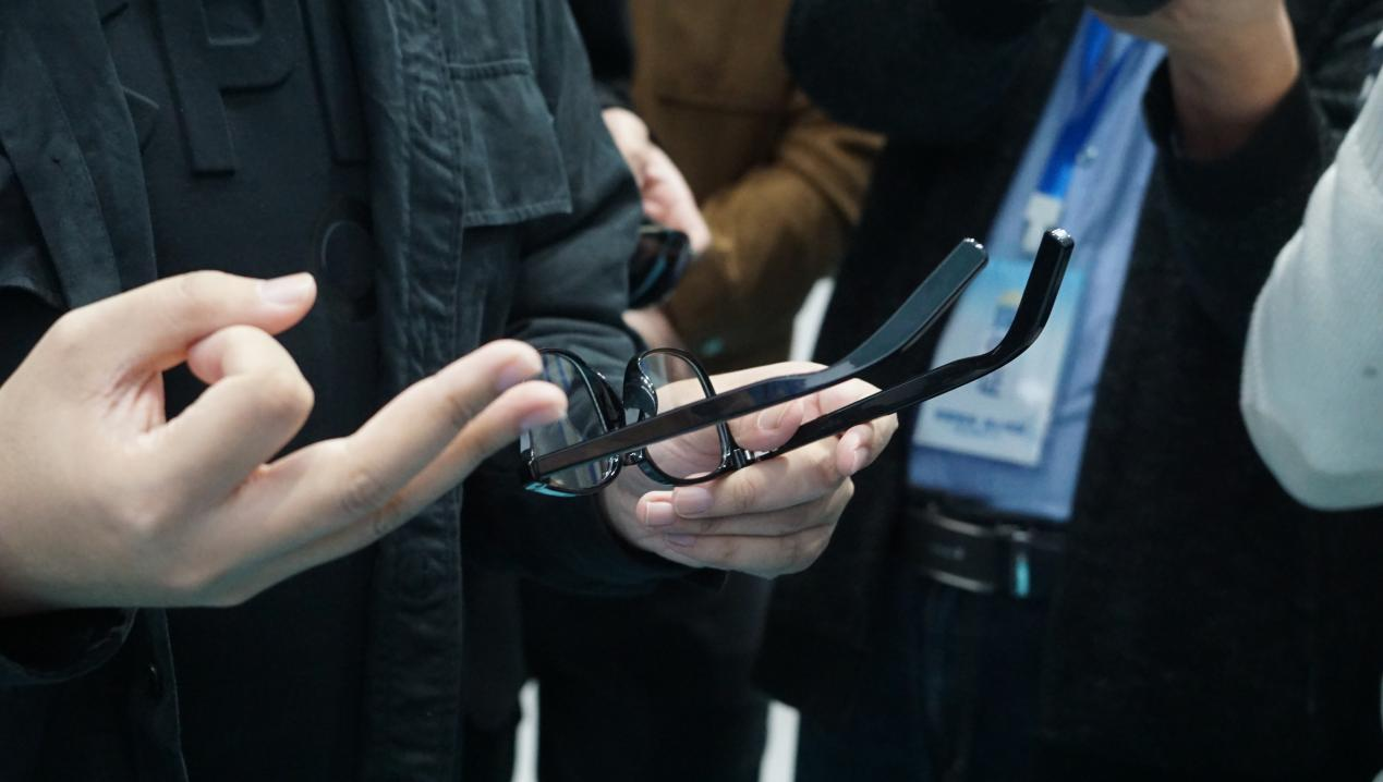 郭伟钰展示自主研发的“智能眼镜”