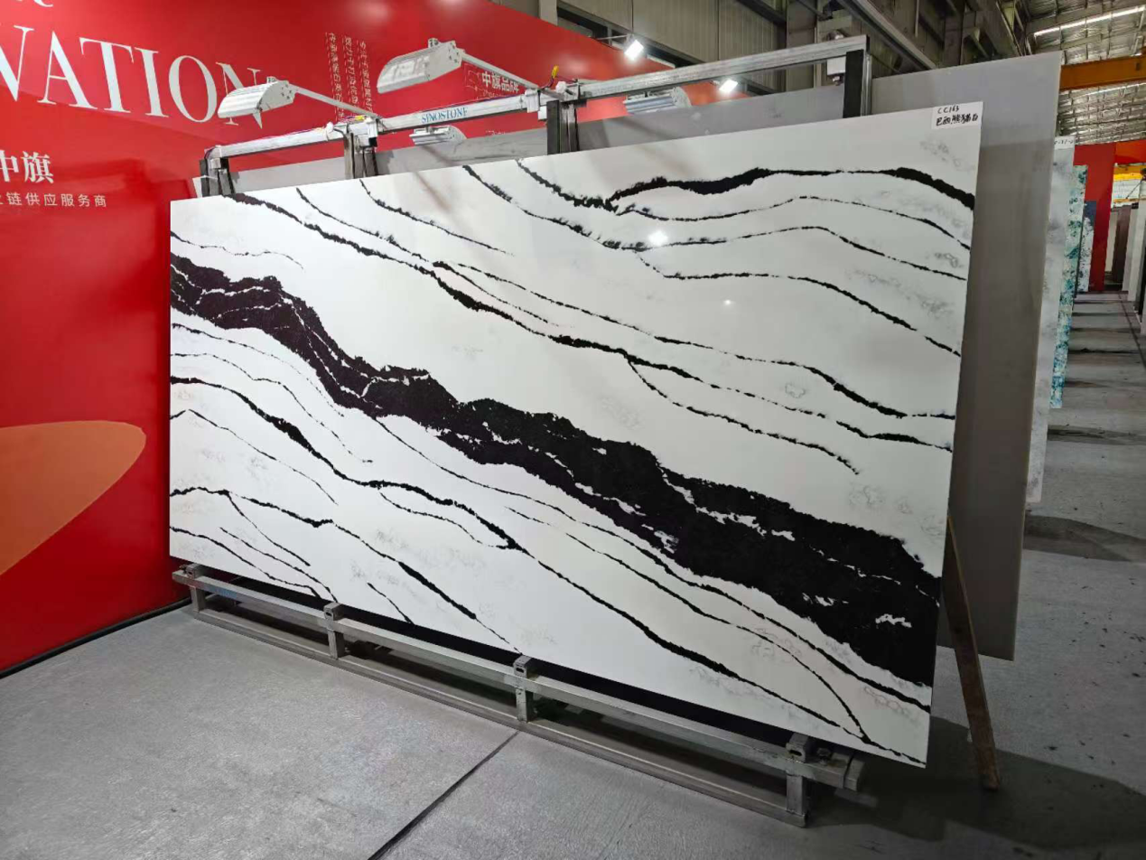 工厂内展示着的石英石板材