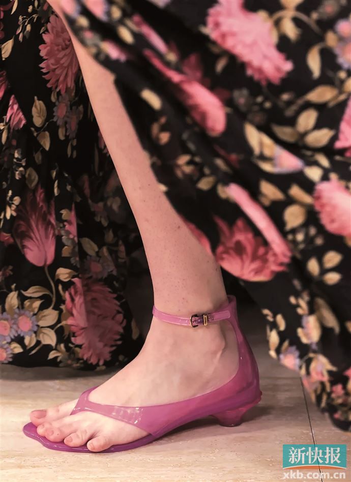 低跟绑带“果冻”人字拖与本季流行的波希米亚风裙装十分合衬,为优雅通勤与复古穿搭点睛。