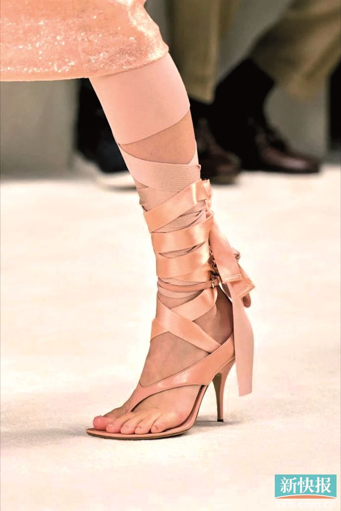脚踝绑带凉鞋也能协助大面积露趾鞋履在脚上更“稳固”且勾勒腿部线条。