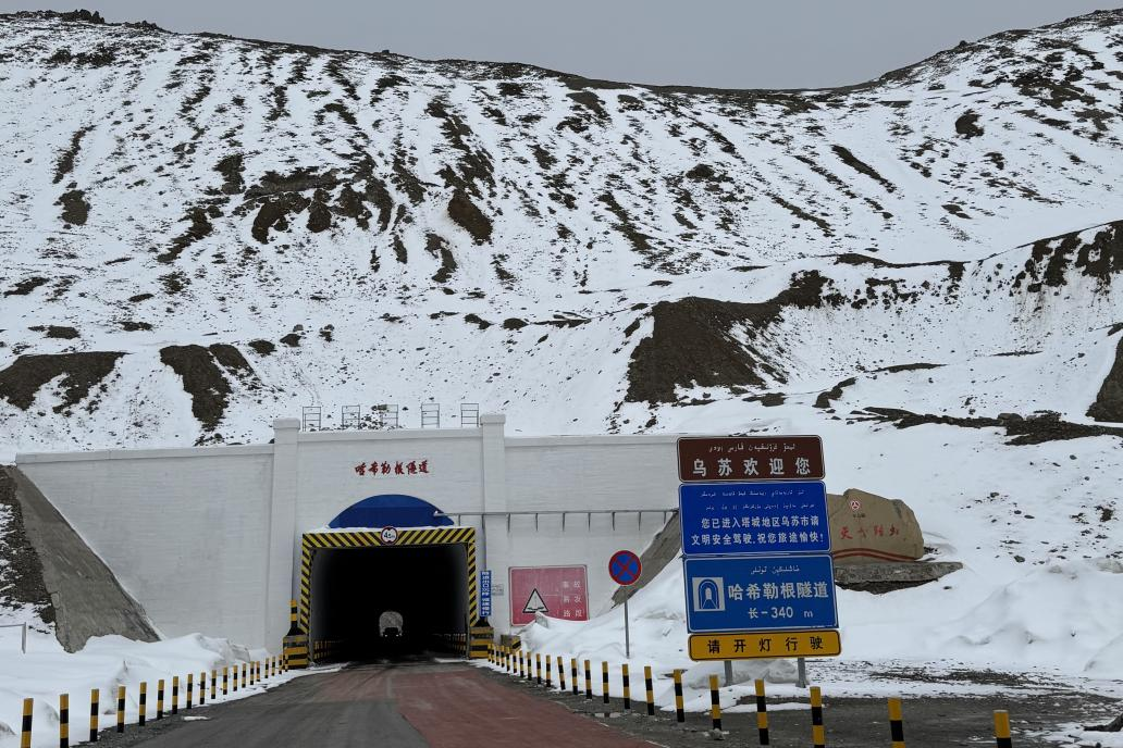 哈希勒根隧道 央视网记者 王静远 摄