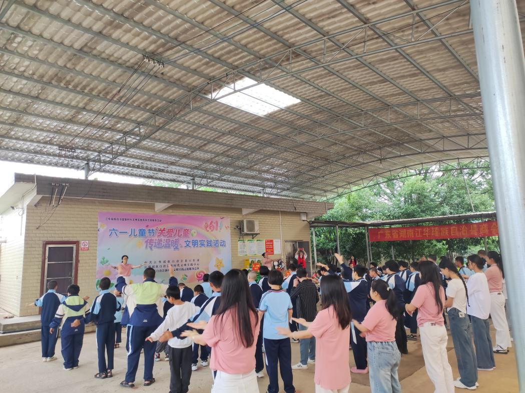 走进特殊学校开展“关爱儿童 传递温暖”活动(周珍萍/摄)