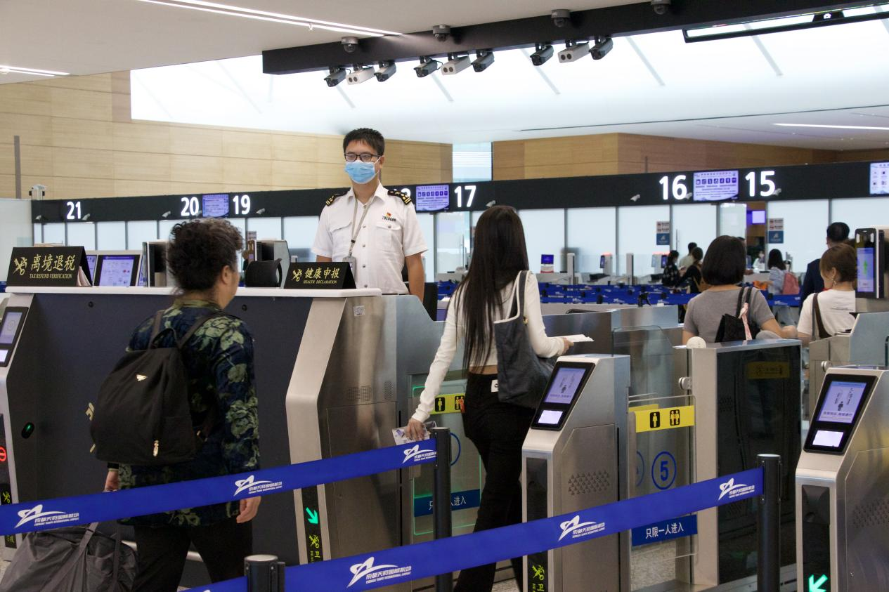 成都海关所属机场海关关员引导进出境旅客通关