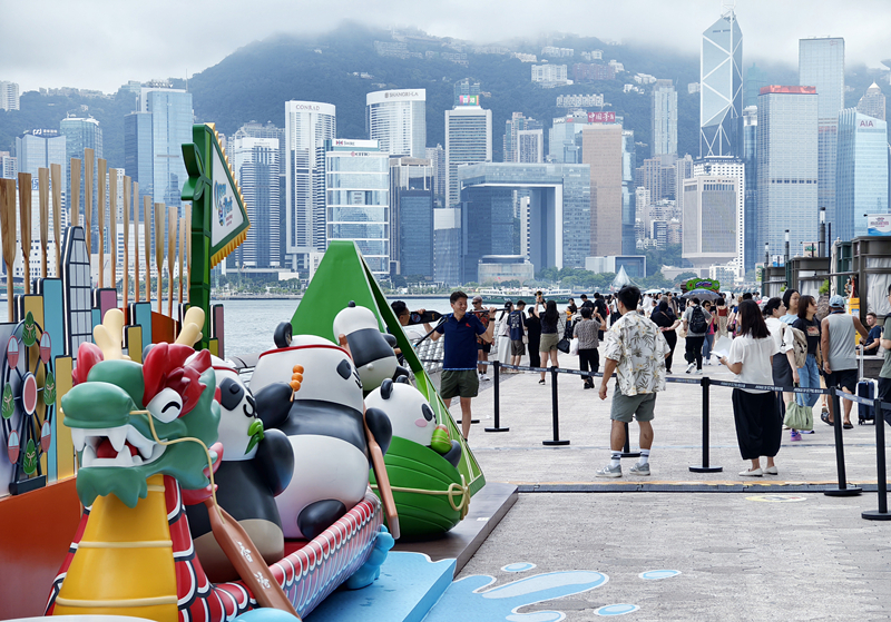 2025年6月2日,端午节假期持续,游客在香港尖沙咀星光大道一带观光游览。