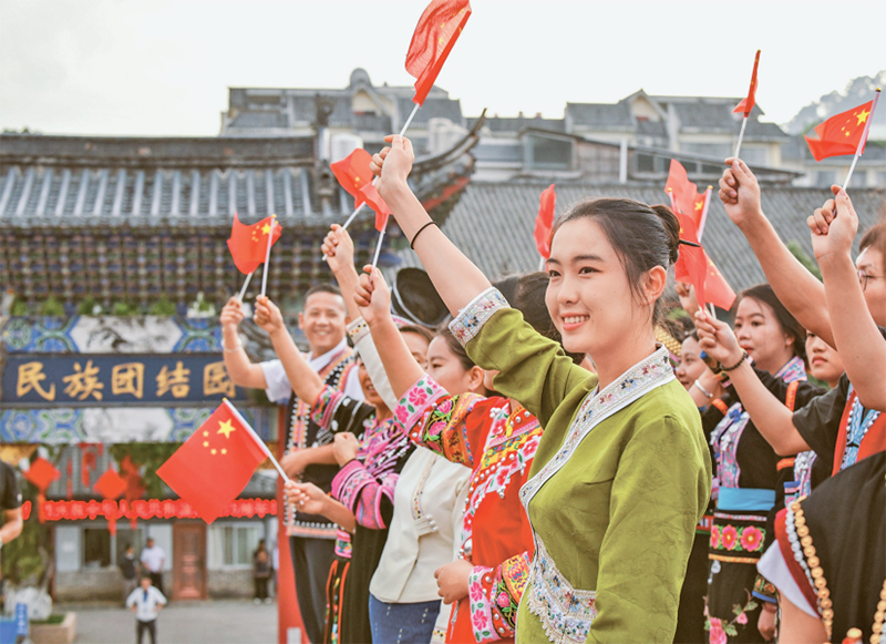 民族團(tuán)結(jié)是我國各族人民的生命線，中華民族共同體意識(shí)是民族團(tuán)結(jié)之本。1951年，云南普洱專區(qū)各族群眾舉行盟誓大會(huì)，以少數(shù)民族的風(fēng)俗習(xí)慣立下誓詞碑，表示“一心一德，團(tuán)結(jié)到底，在中國共產(chǎn)黨的領(lǐng)導(dǎo)下，誓為建設(shè)平等自由幸福的大家庭而奮斗！”2024年9月24日，習(xí)近平總書記給普洱民族團(tuán)結(jié)誓詞碑盟誓代表后代回信，親切勉勵(lì)他們“讓民族團(tuán)結(jié)的佳話代代相傳”。圖為2024年9月25日，當(dāng)?shù)厝罕姎g聚在民族團(tuán)結(jié)園里。