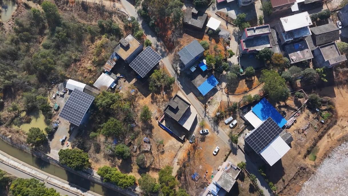俯瞰江华瑶族自治县牛山村马山台区村民屋顶光伏
